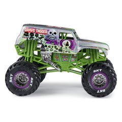 Monster Jam Grave Digger 1:24 detail cab showcases realistic suspension and authentic decals.