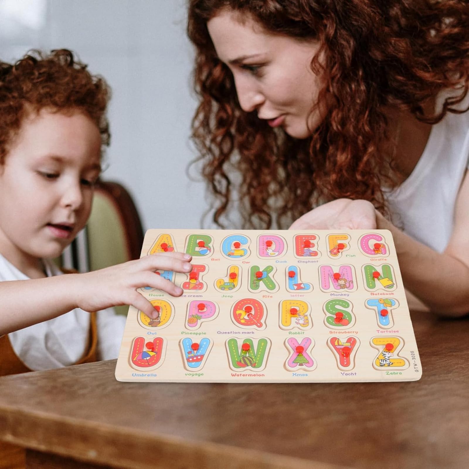 Montessori-inspired alphabet puzzle set: promotes concentration and motor skills during learning.
