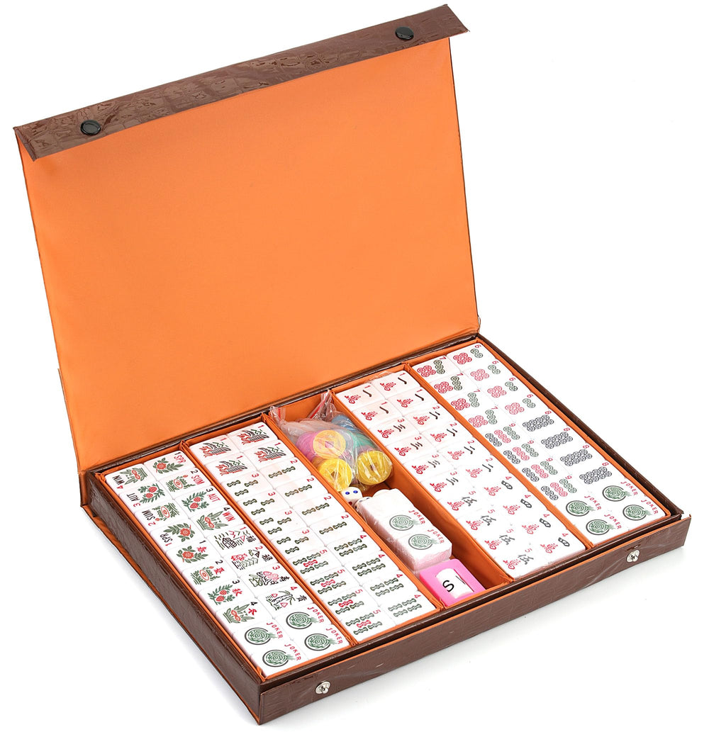 Mose Cafolo travel case keeps the 166-tile set neatly organized on the go.