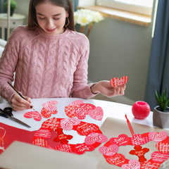 Motipuns adhesive dots provide strong hold with no residue.