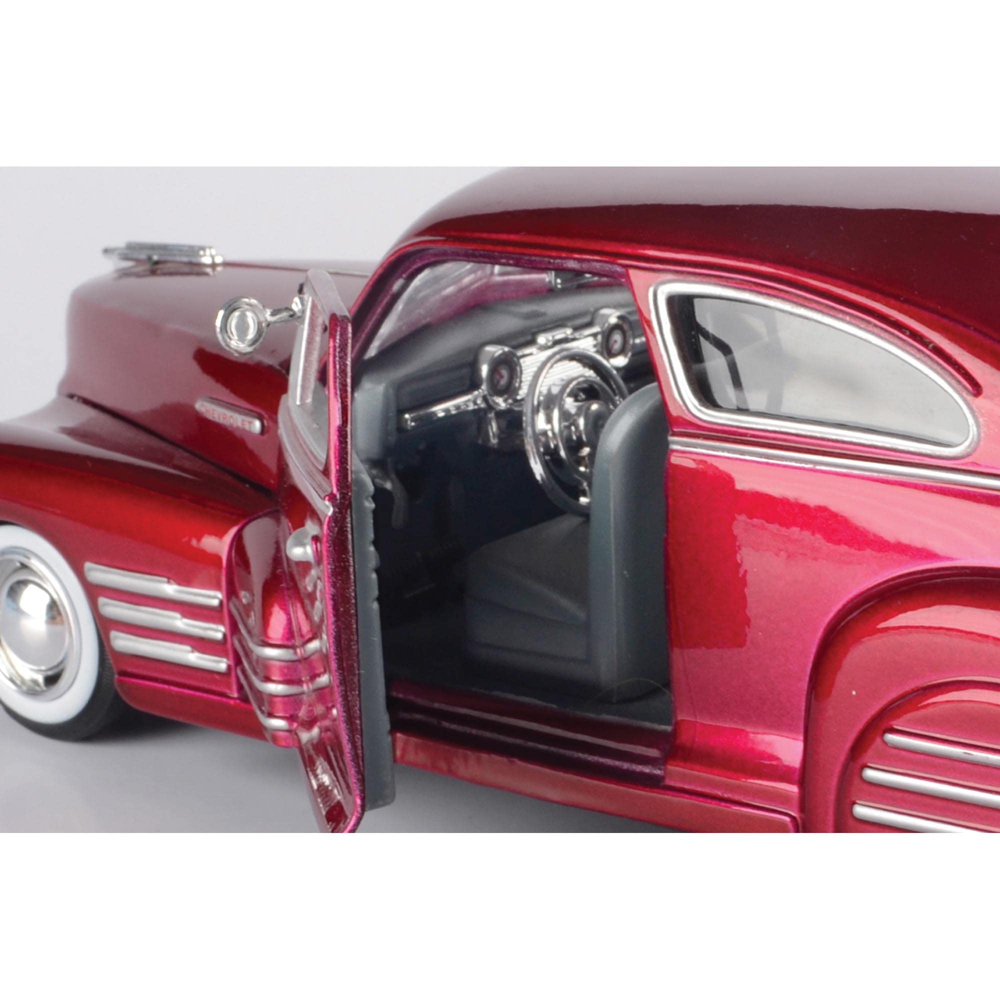 Motormax 1948 Chevy Aerosedan Fleetline hood-open angle highlights engine-inspired details