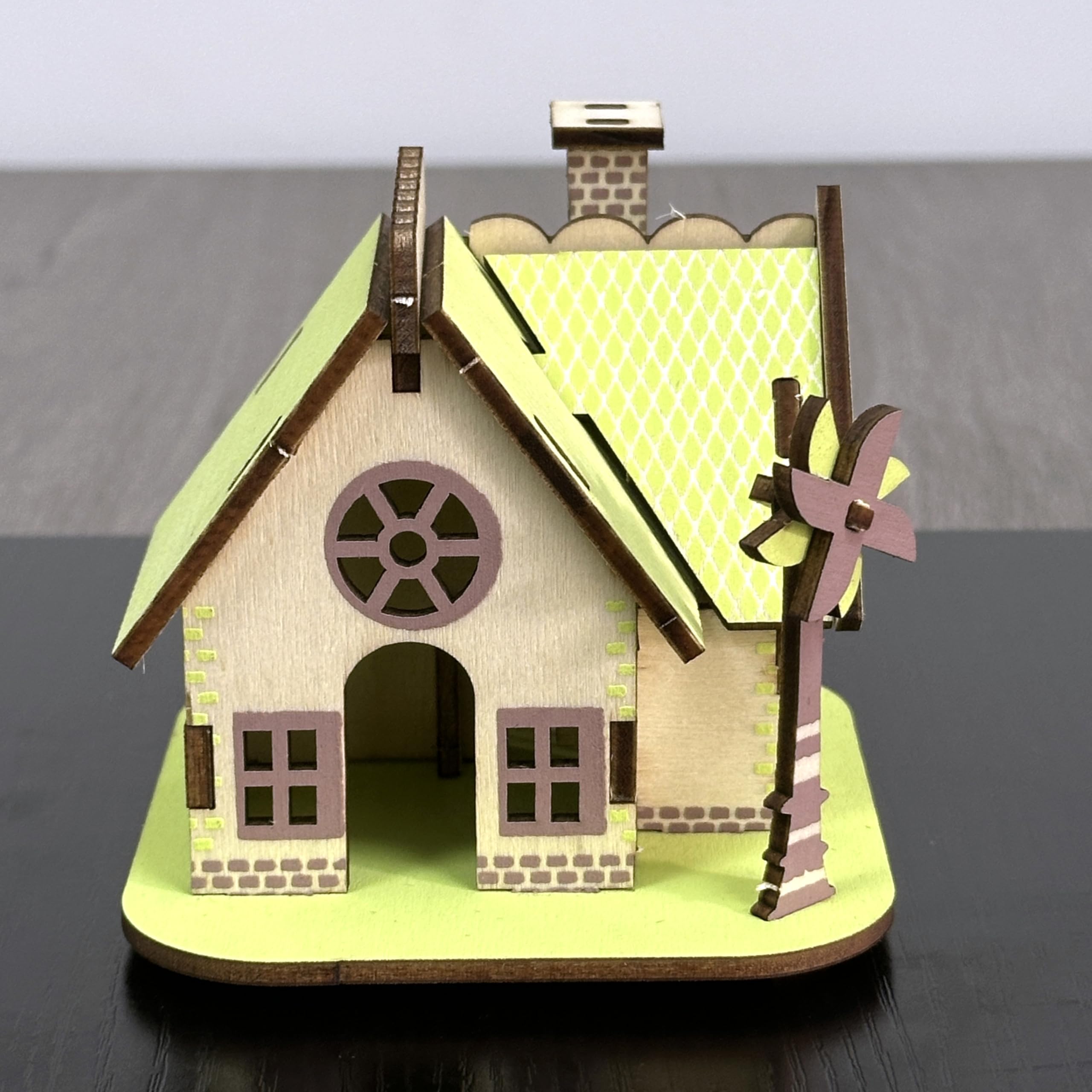 MPIUET green log cabin model emphasizes glue-free construction option.