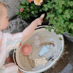 Mushie Space Bath Toy shooting star promotes quick drying after baths.