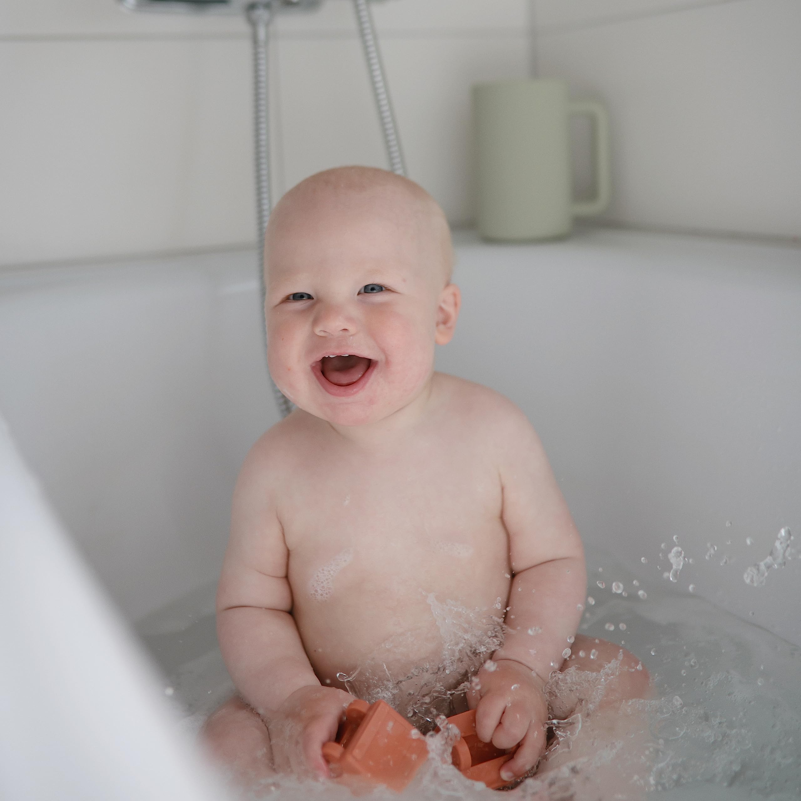 Mushie Vehicles bath toy excavator, two-piece design for quick cleaning after use.