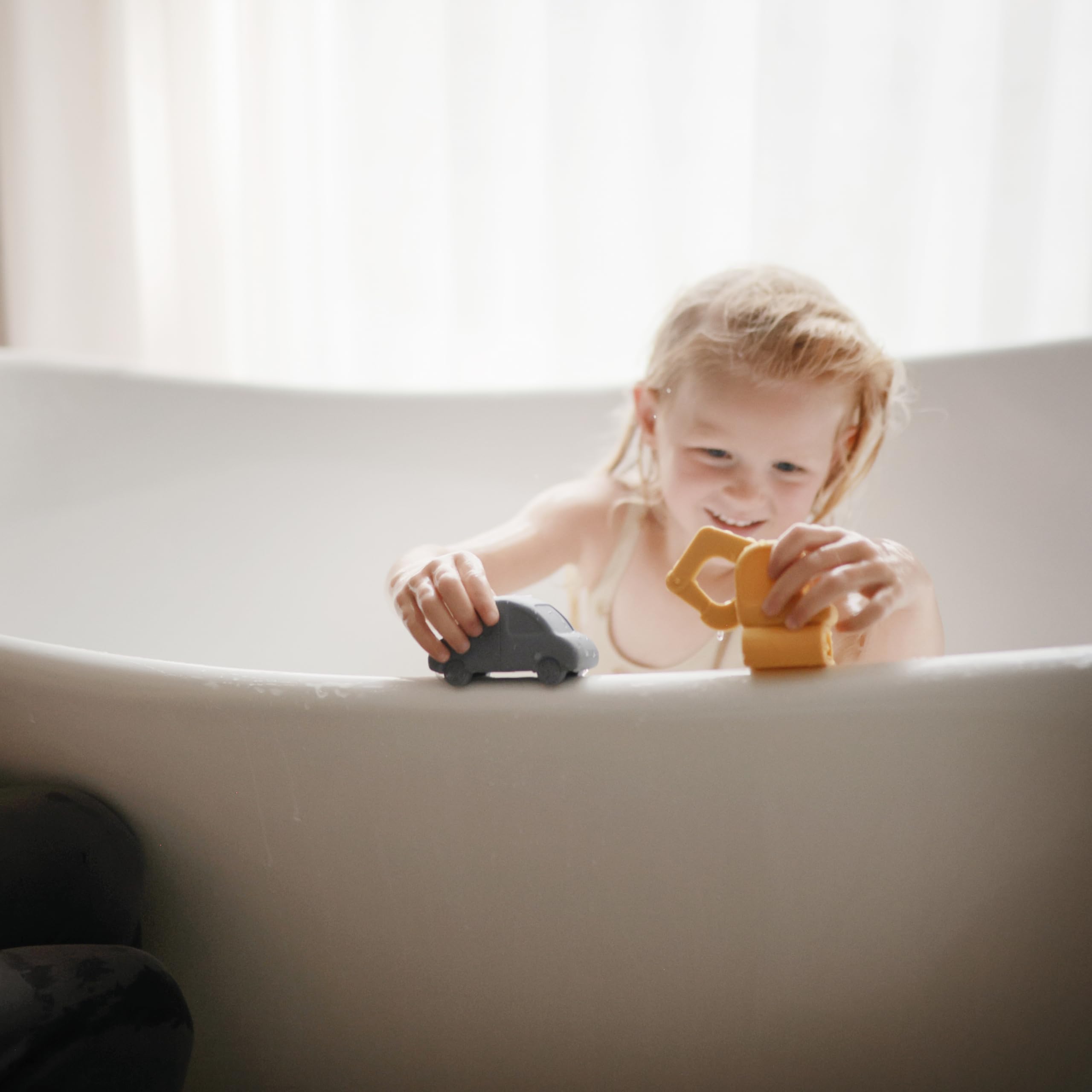 Mushie Vehicles bath toy helicopter open-pieces, easy cleaning and fast drying.