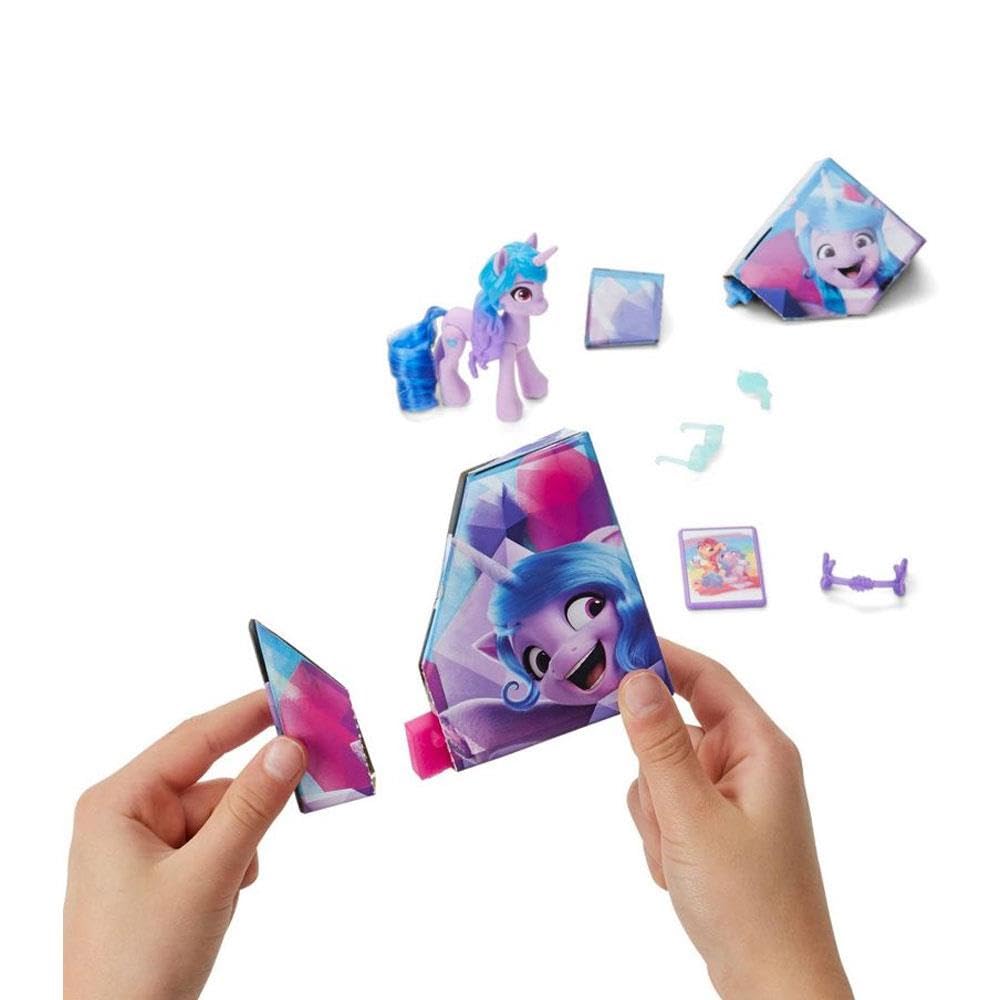 Includes 16 pieces for varied storytelling and styling.