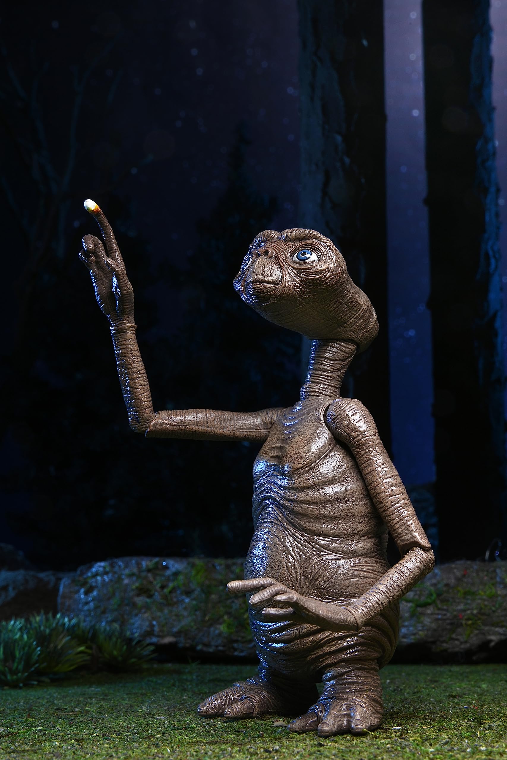 NECA E.T. interchangeable necks and hands enable expressive posing