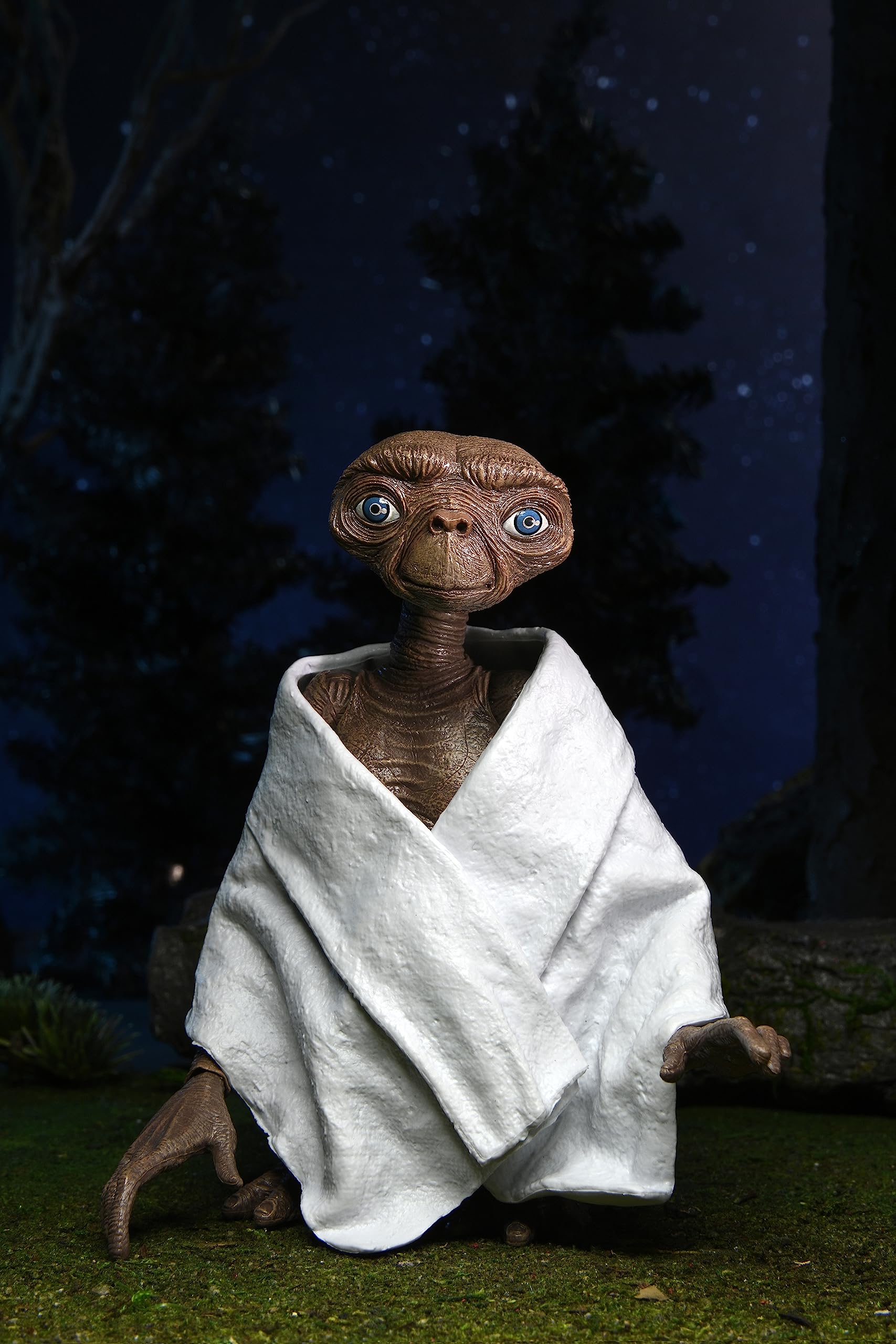 NECA E.T. window box packaging preserves collectible presentation