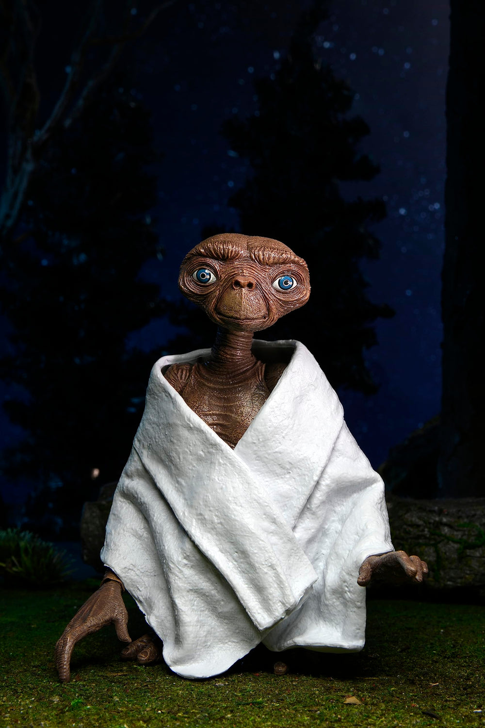 NECA E.T. window box packaging preserves collectible presentation