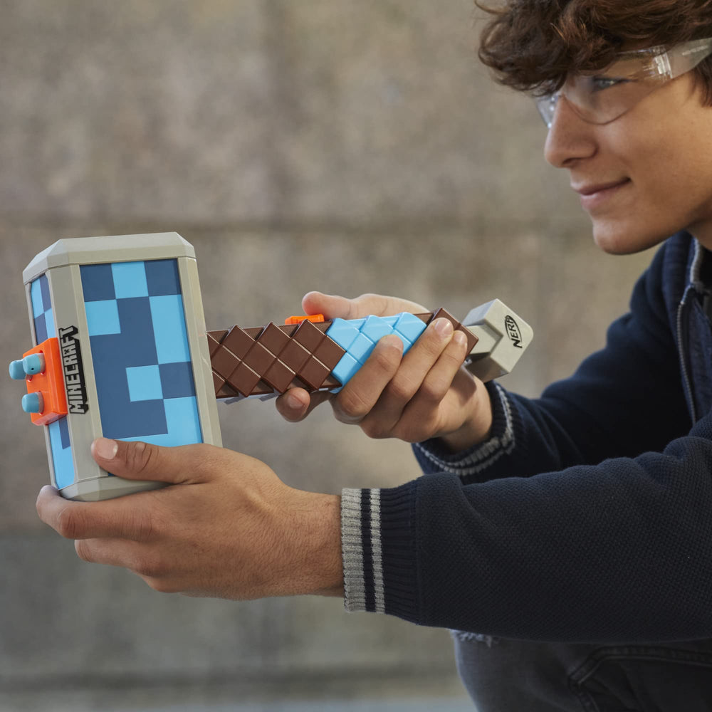 Nerf Minecraft Stormlander hammer loading darts demonstration for quick ammo.