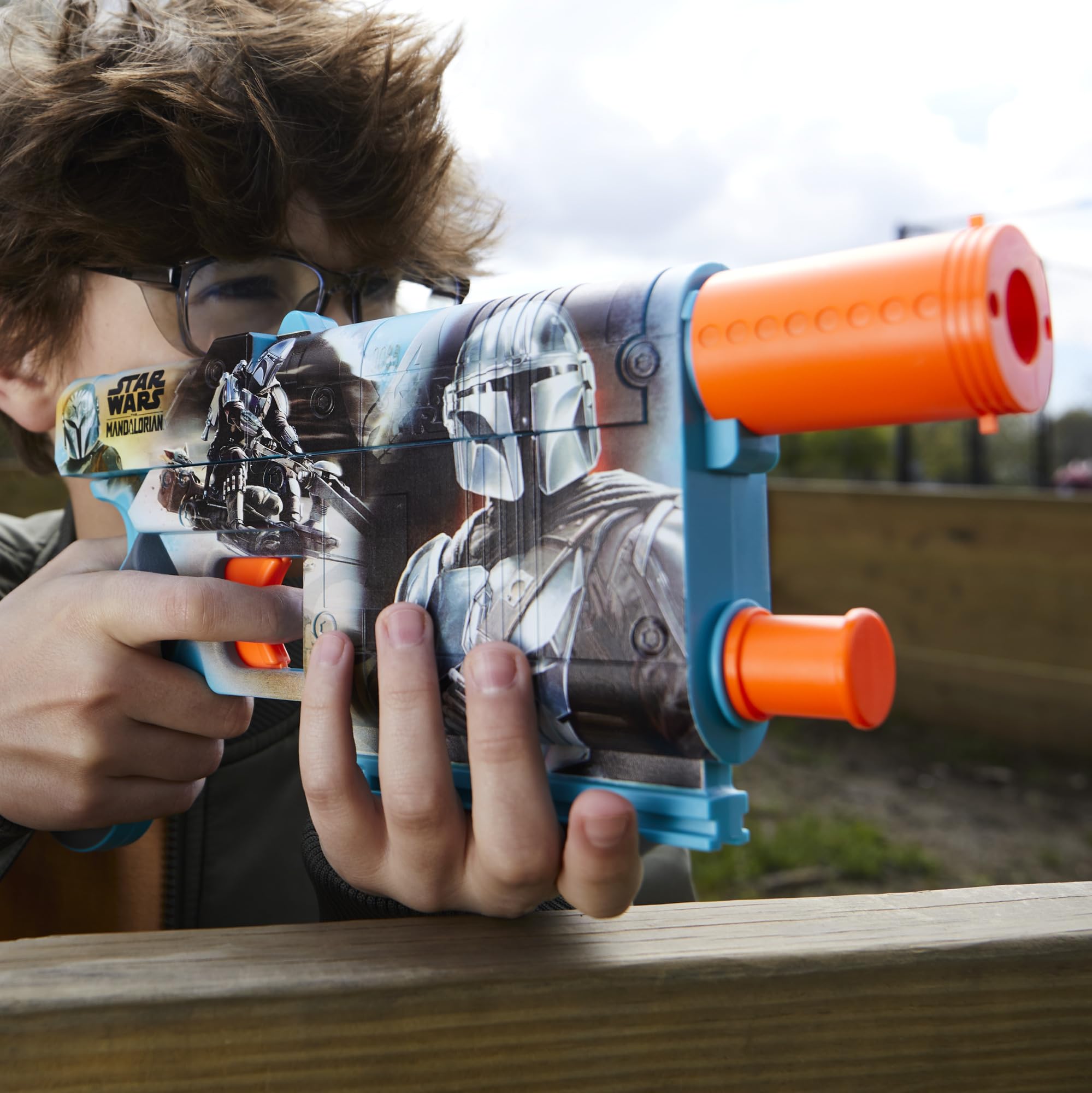 Nerf Star Wars Mandalorian top view reveals compact, comfortable grip