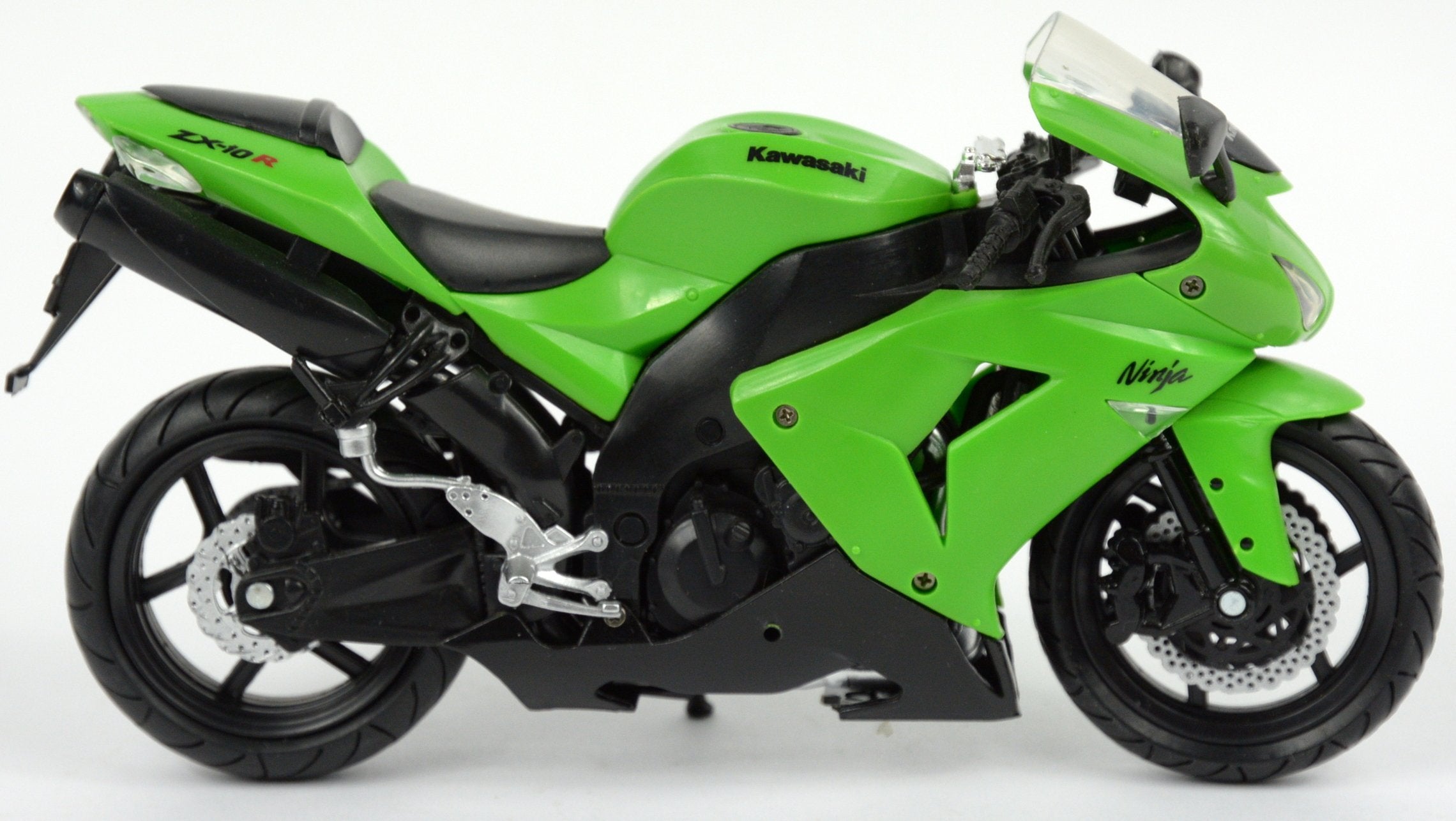 NewRay Kawasaki ZX-10R 2006 green model highlights side profile for shelf display.