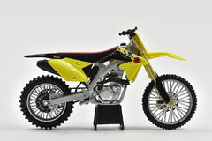 NewRay 1/12 Suzuki RM-Z450 2014 rear view emphasizes durable die-cast build for longevity.