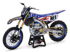 NewRay Yamaha YZ450F 1:12 scale side view, ideal for display and collection.