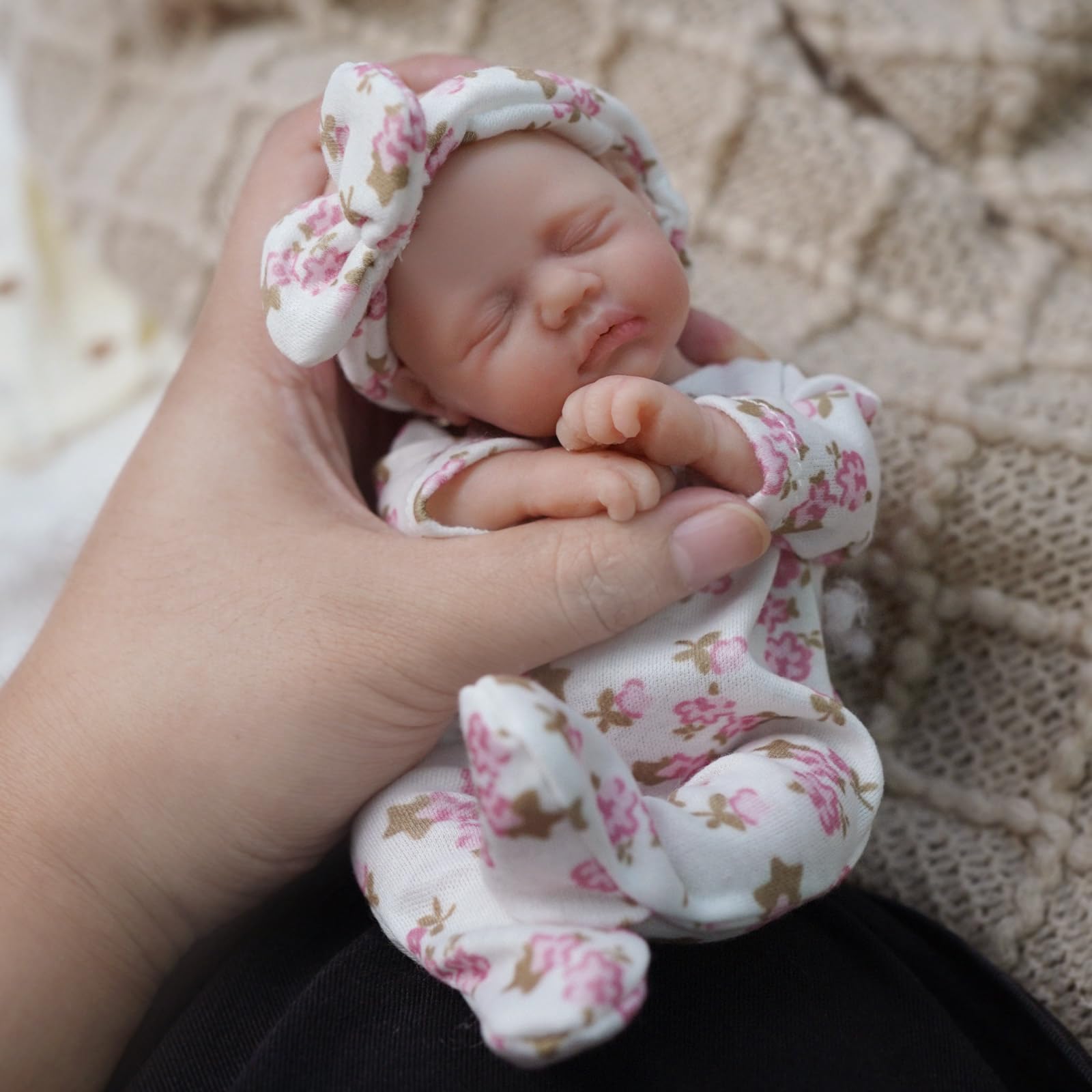 Newtotlove 7 inch silicone baby face shows lifelike texture for immersive play