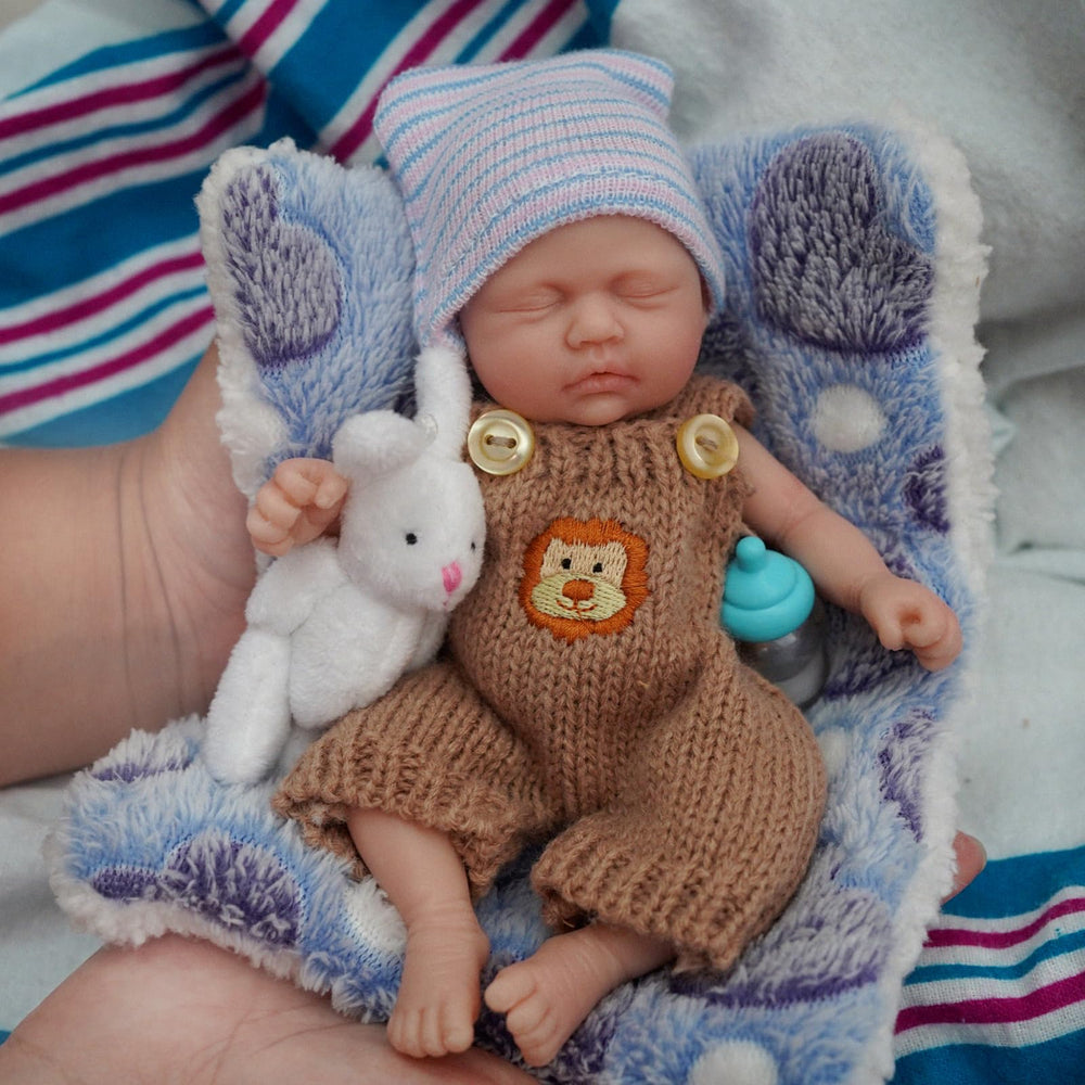 Newtotlove miniature silicone full body doll with sleeping eyes, ideal for imaginative play and calm moments.