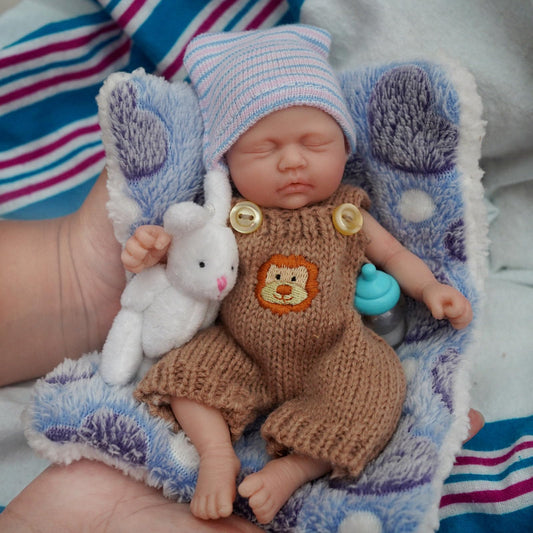 Newtotlove miniature silicone full body doll with sleeping eyes, ideal for imaginative play and calm moments.