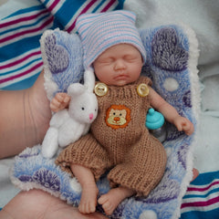 Newtotlove miniature silicone full body doll with sleeping eyes, ideal for imaginative play and calm moments.