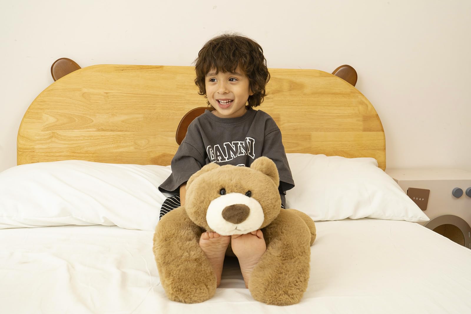 Niuniu Daddy weighted bear in kids room for friendly decor.