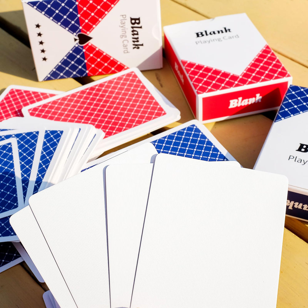 ooelyy standard poker size 2.5 by 3.5 inches for easy handling.