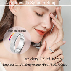 OreilleStar spinner ring on finger demonstrating smooth thumb rotation for focus