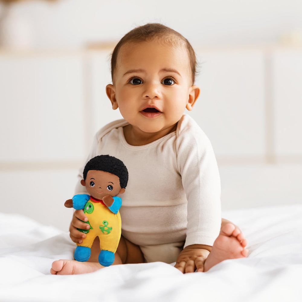 OUOZZZ lightweight toddler doll, easy to carry on adventures.