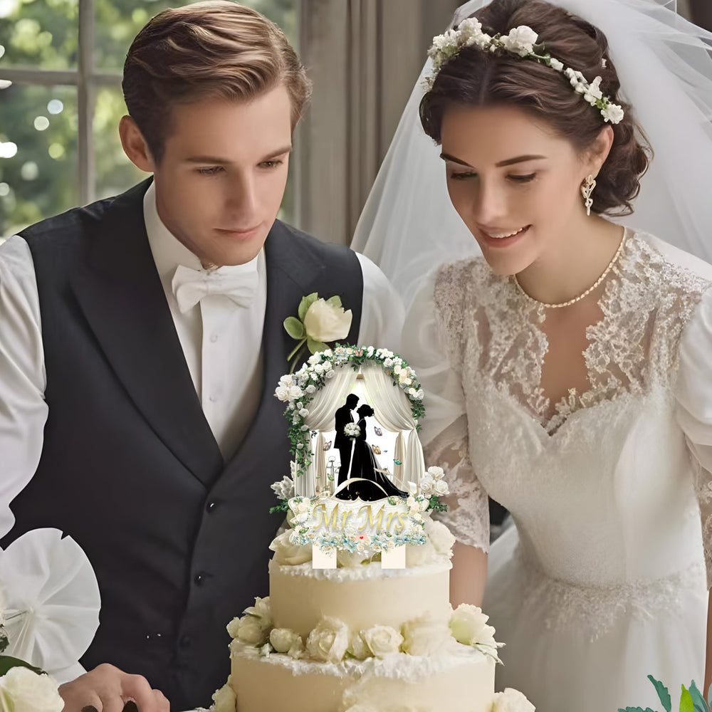 Palegg topper fits many cake types for festive wedding themes.