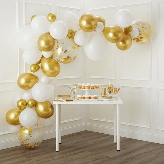 PATYDECRO birthday party decor with balloons and ribbons.