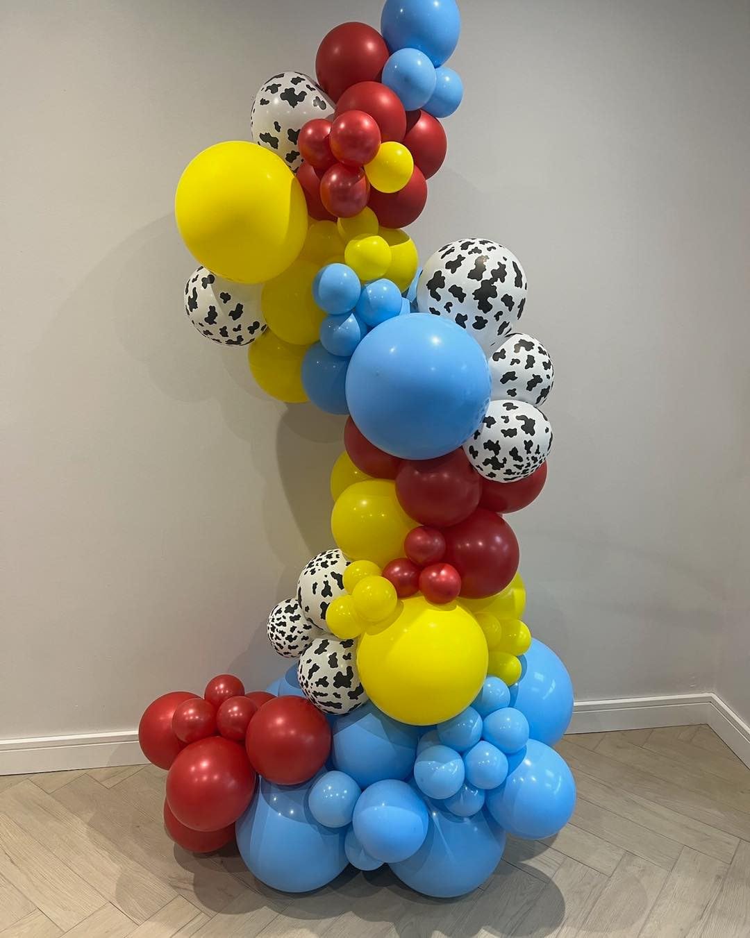 PATYDECRO red balloons add vibrant color to the party