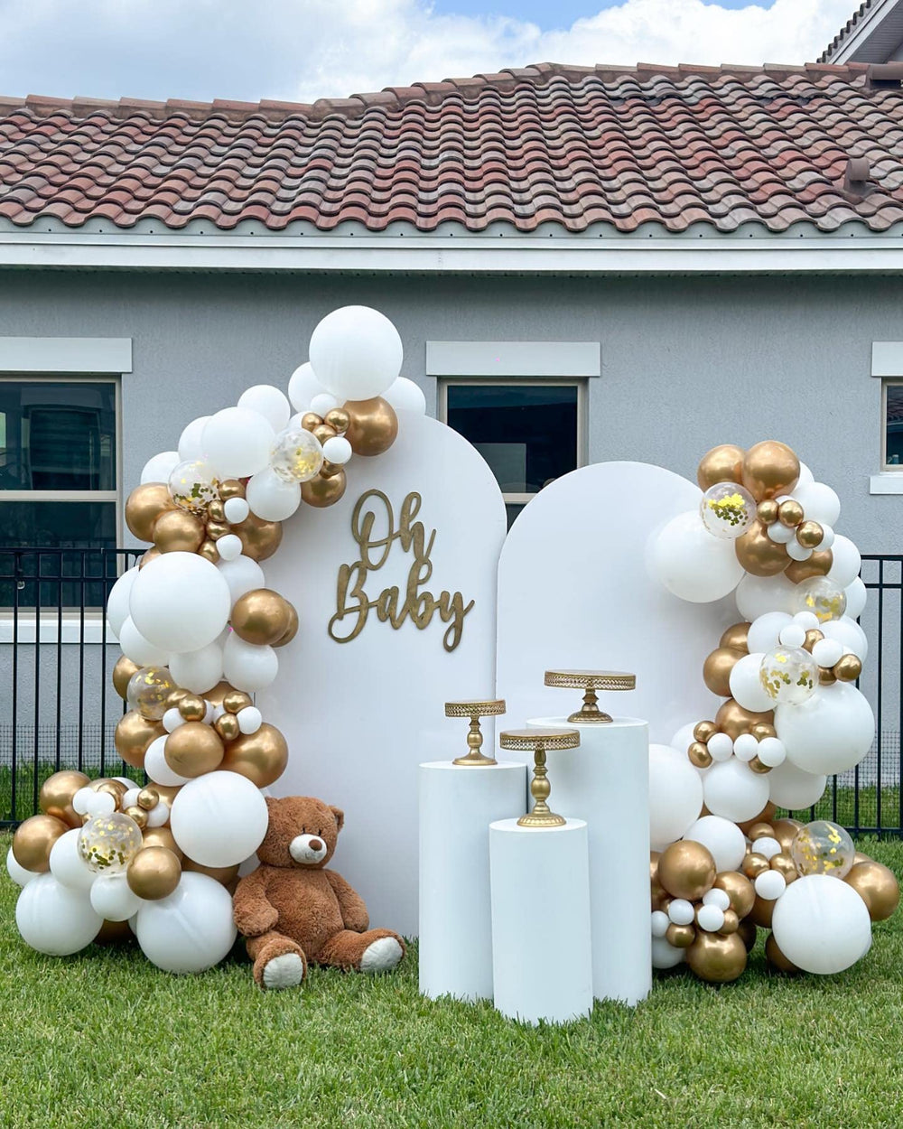 PATYDECRO wedding backdrop using white and gold balloons.
