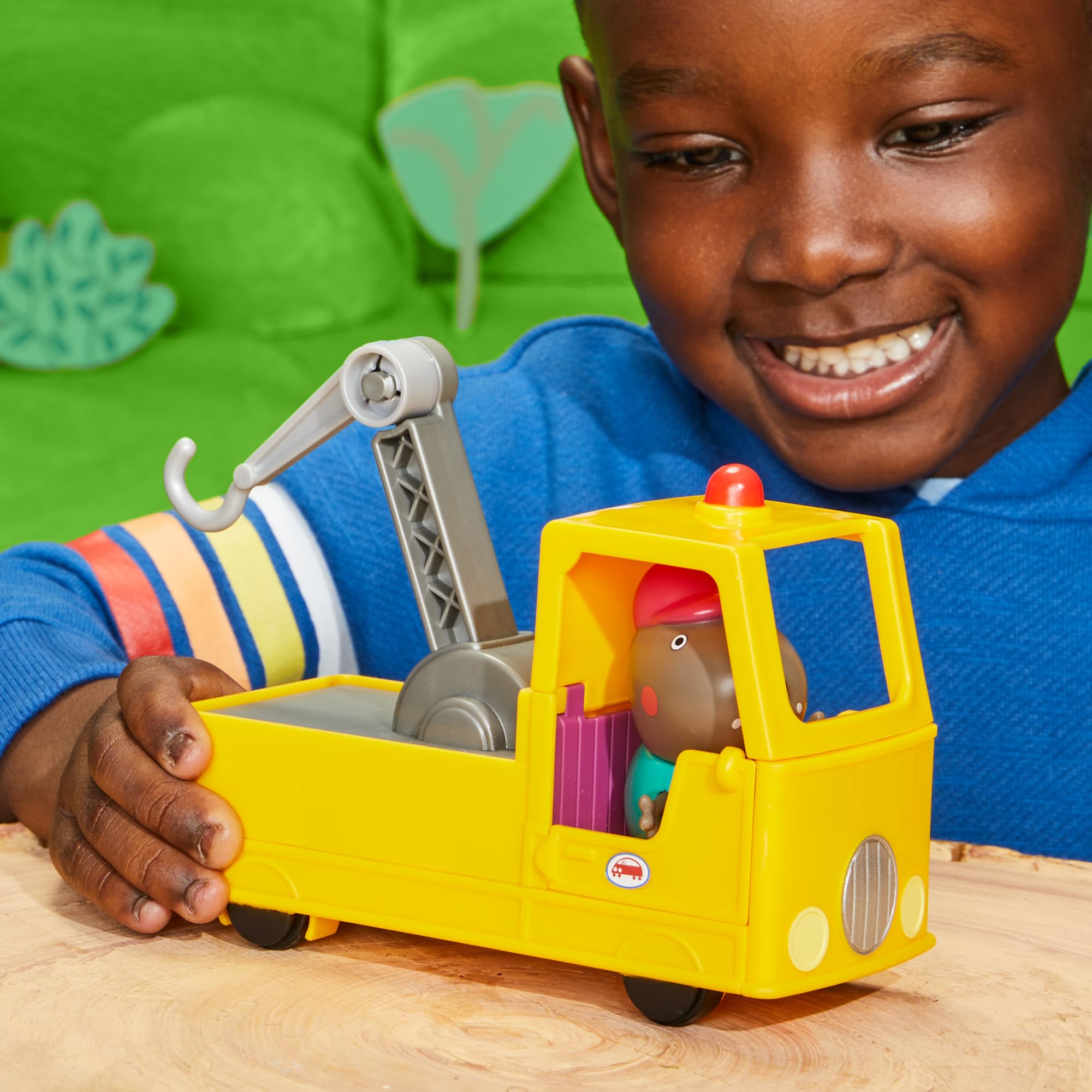 Peppa Pig Granddad Dog tow hook moves for dynamic towing play