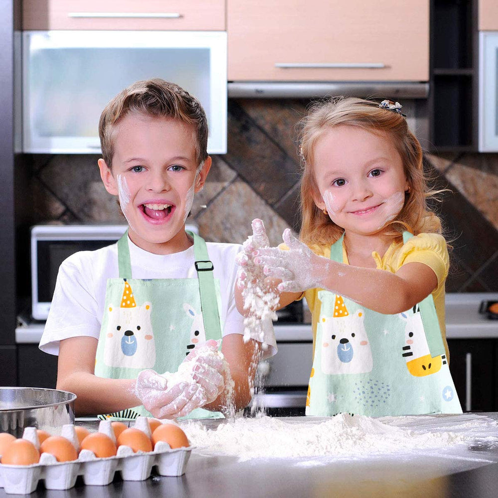 Pipoobear apron featuring colorful animal patterns for dress-up.