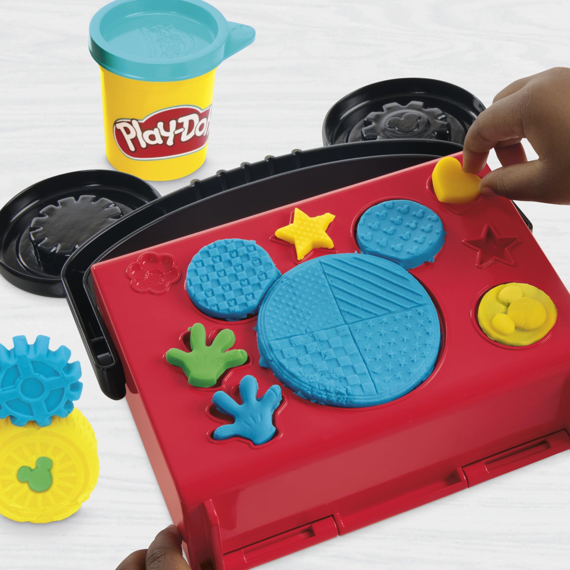 Play-Doh blue can adds bright color for quick, engaging crafts.