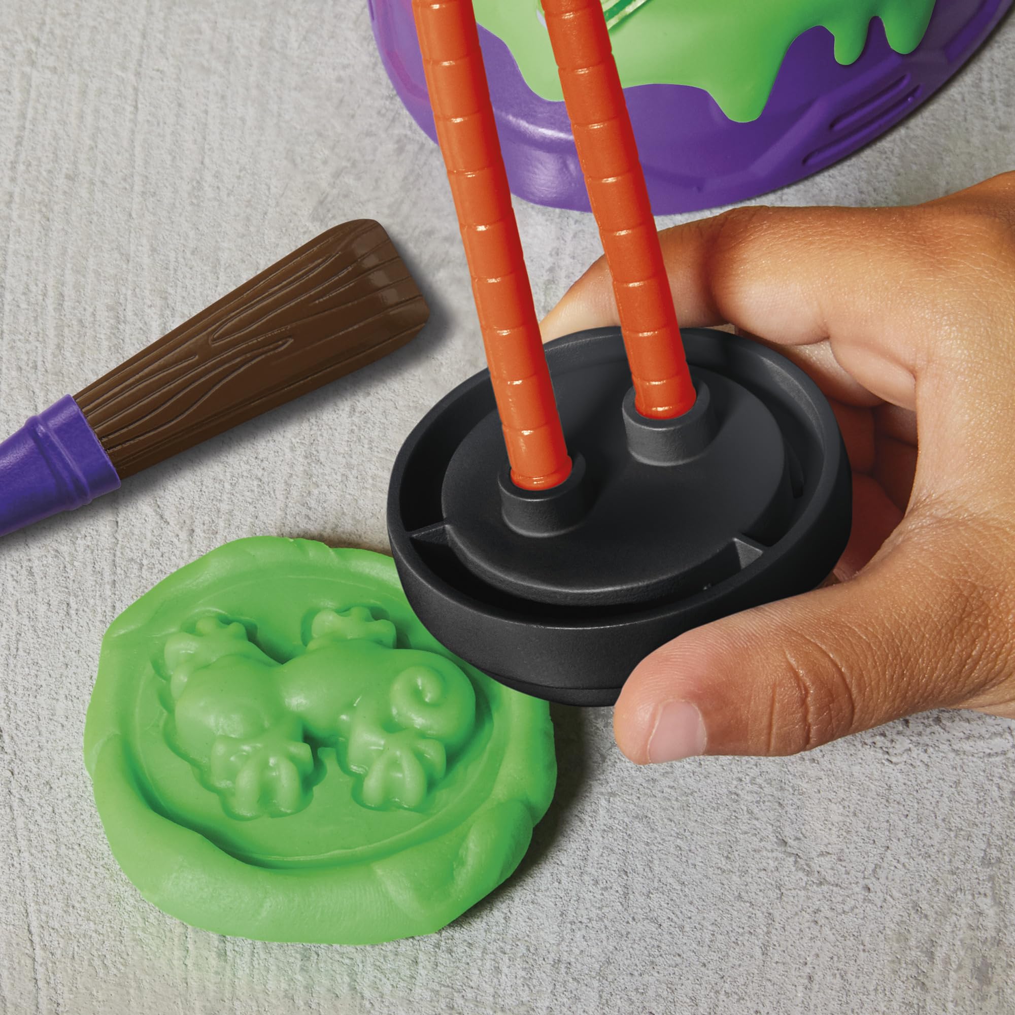 Three Play-Doh colors help kids craft Mondo Gecko outfits and gear.