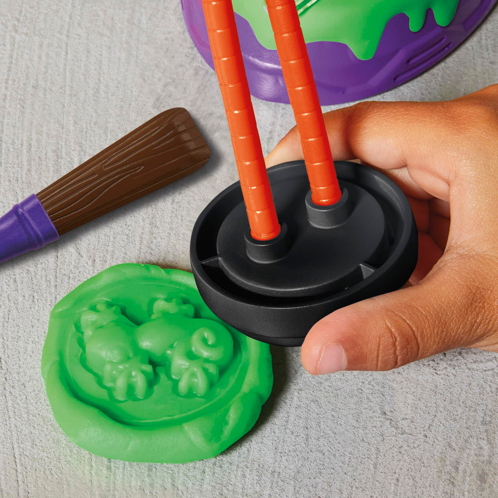 Three Play-Doh colors help kids craft Mondo Gecko outfits and gear.