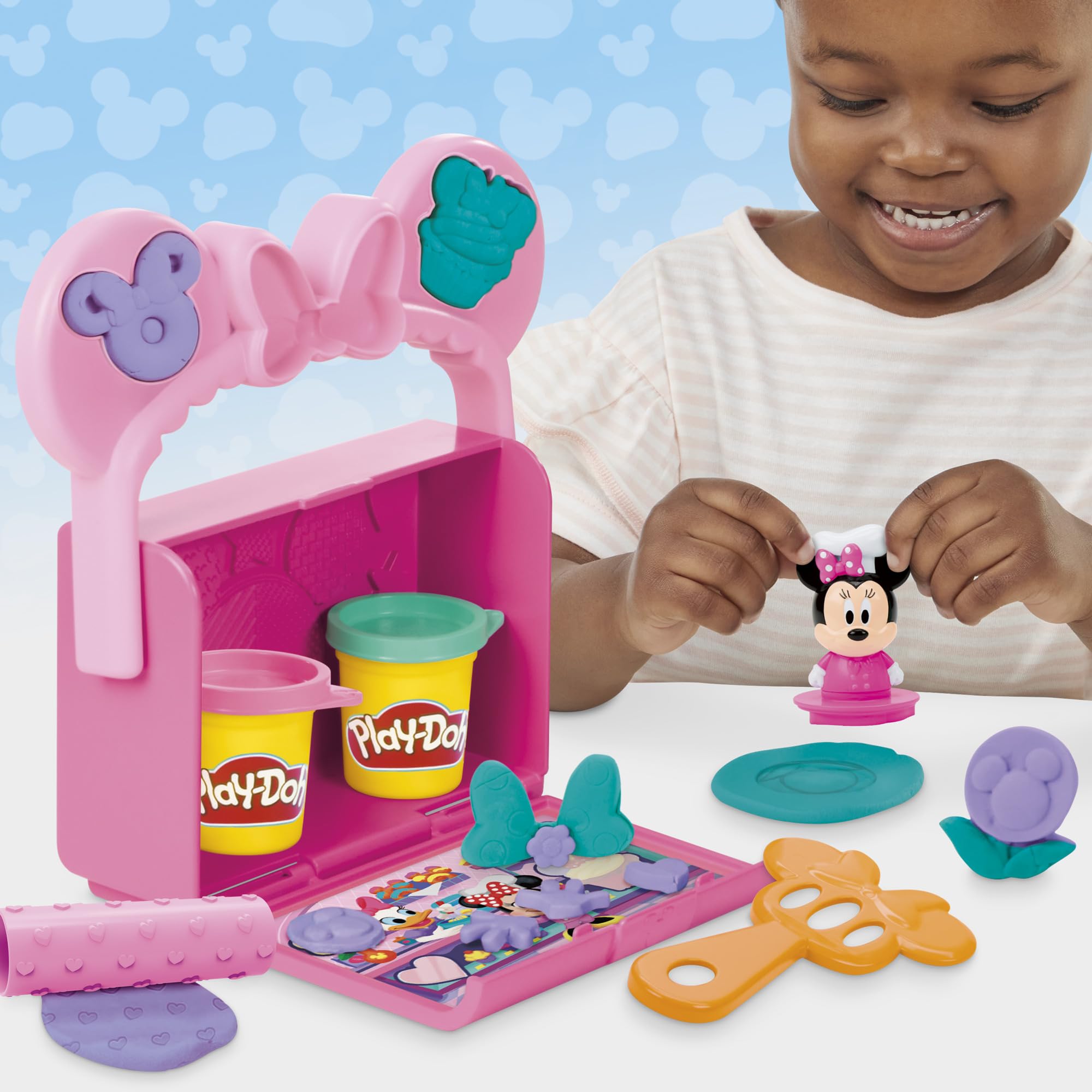 Play-Doh heart-patterned textured roller in action
