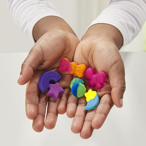 Play-Doh imaginative play set inspires pretend salon fun for children 3+.