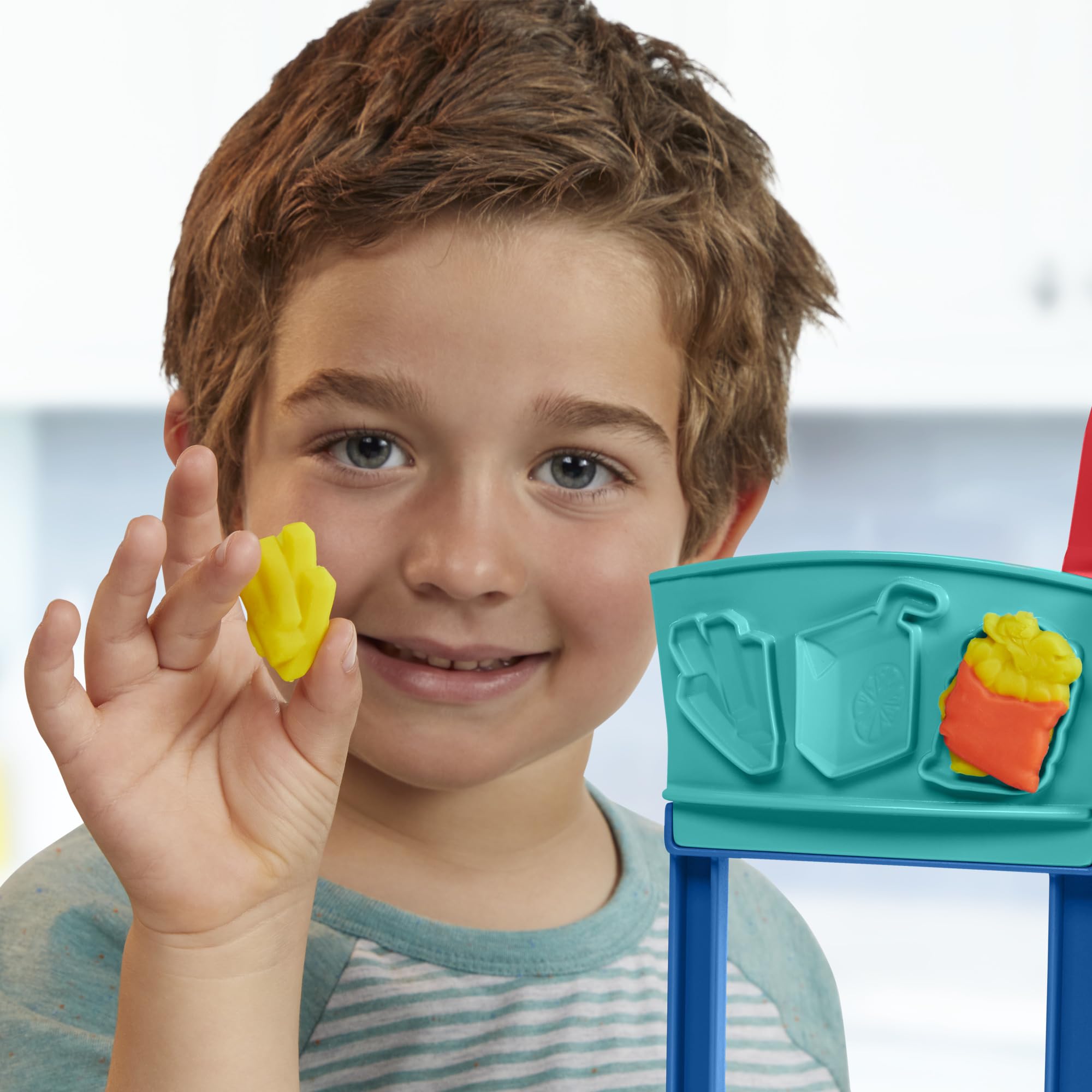 Play-Doh Kitchen Creations Busy Chef's Restaurant playset includes color packs for realistic dishes