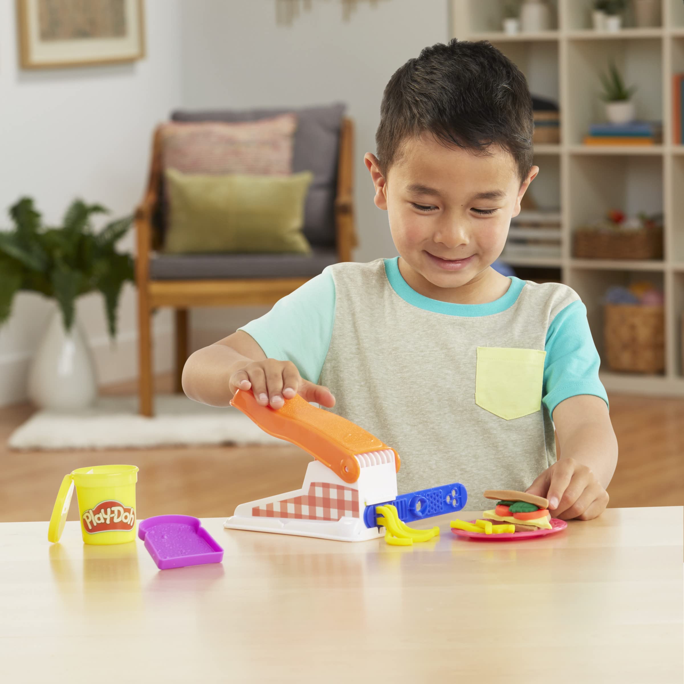 Cupcake decorating tool adds toppings to pretend treats.