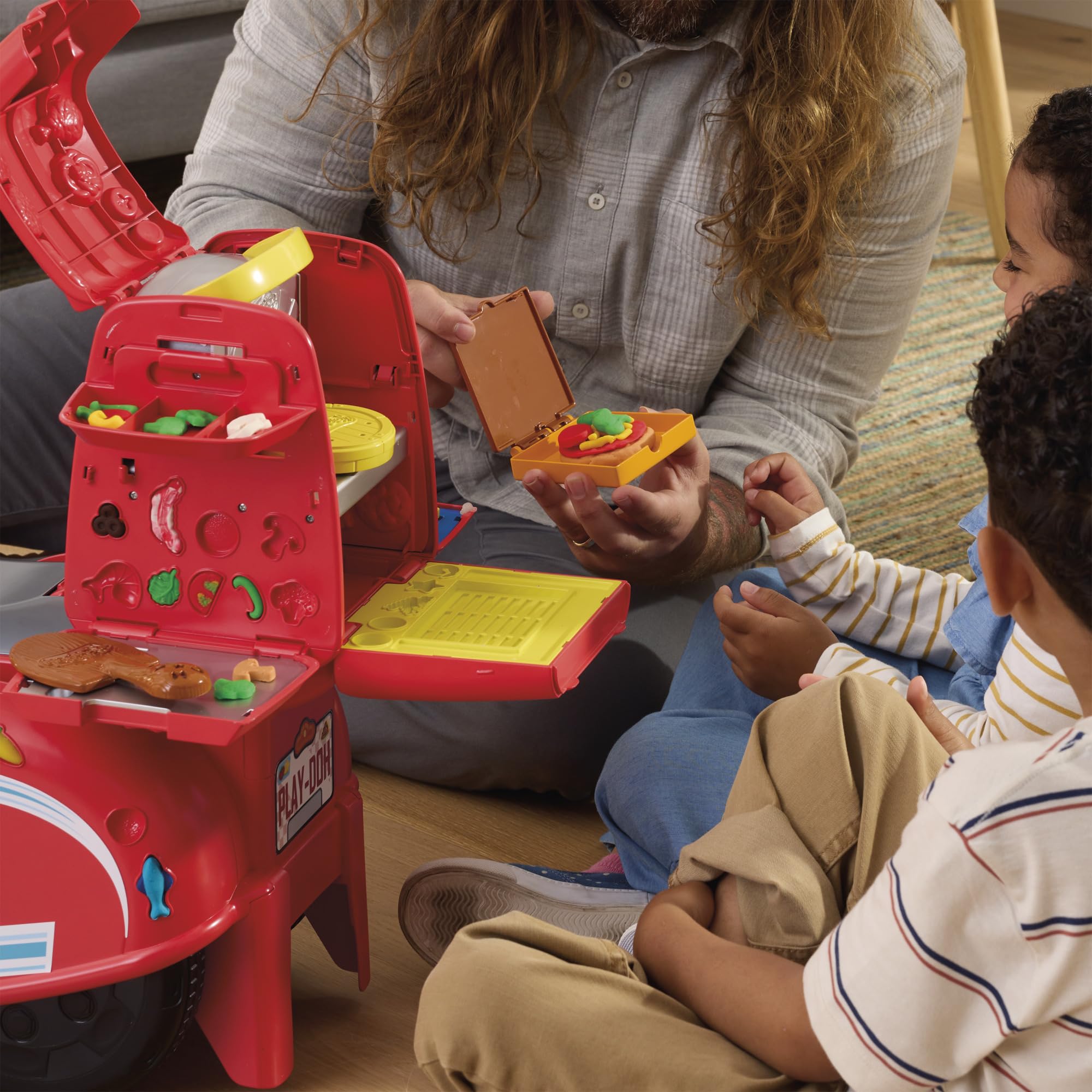 Play-Doh Pizza Delivery Scooter tools like cheese grater and phone