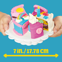 Play-Doh Super Slice Cake Playset: colorful layers and marbling for creative cakes.