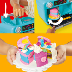 Play-Doh Super Slice Cake Playset: kitchen accessories enable pretend meals.