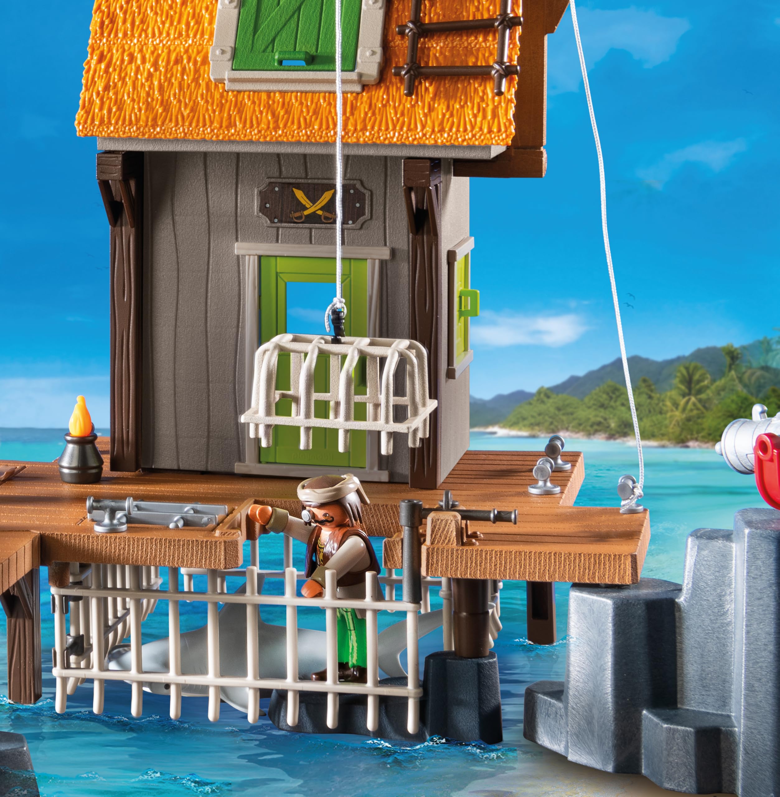 Playmobil Pirate Harbor crow-nest alarm, inviting quick reactions and storytelling during raids.