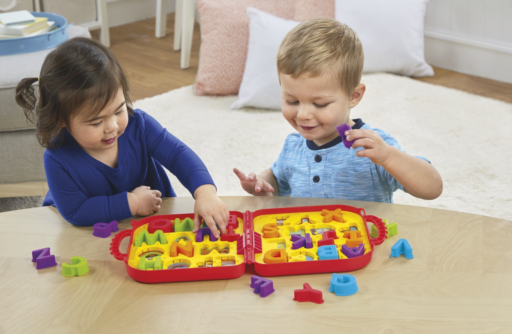 Playskool Elmo's On the Go Letters carry case for easy transport and storage.