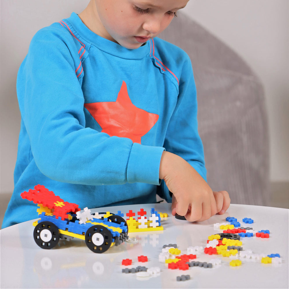 PLUS PLUS black wheels enable smooth rolling for realistic vehicle design.