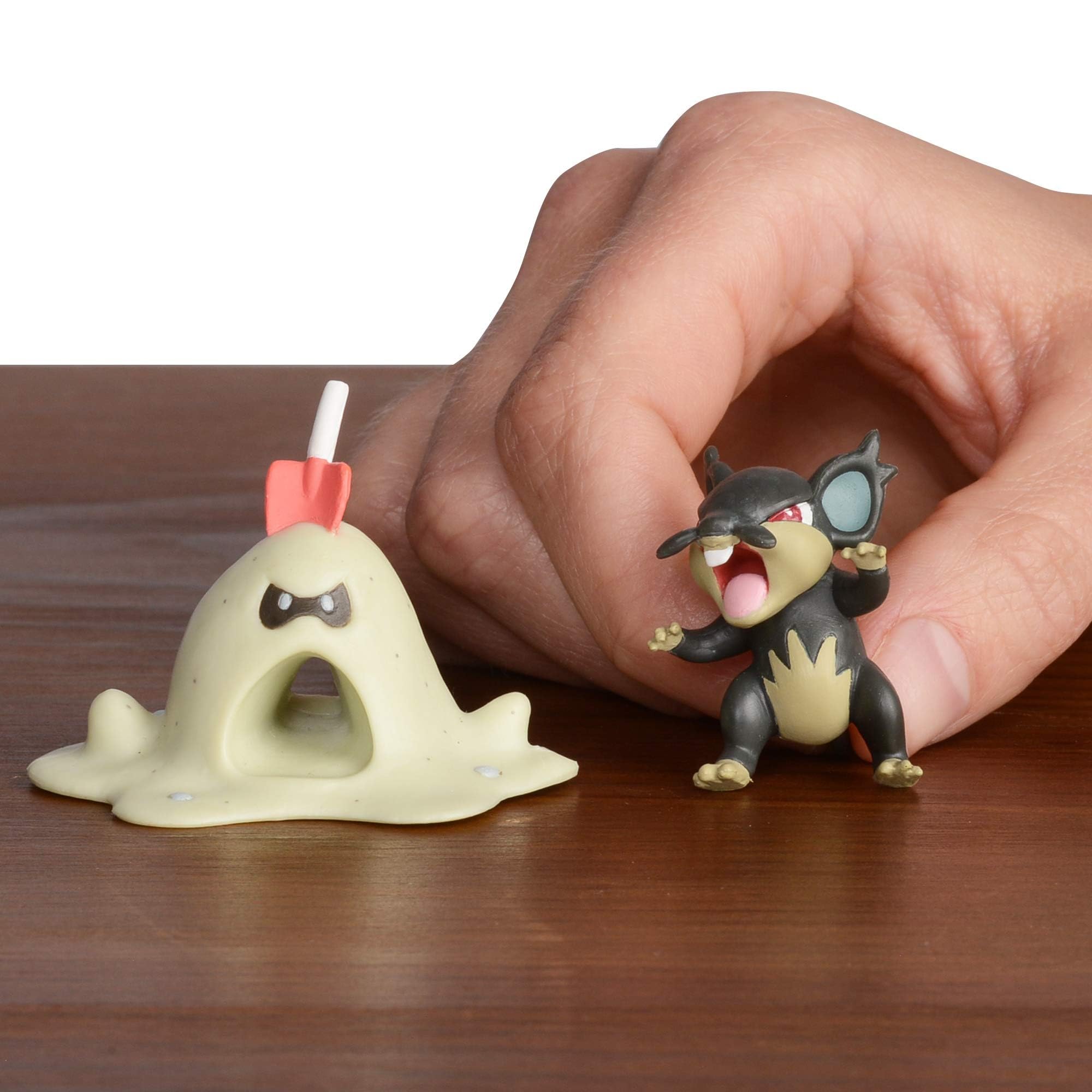 Pokémon 95003 package contents showcase two detailed figures ready for display or play.
