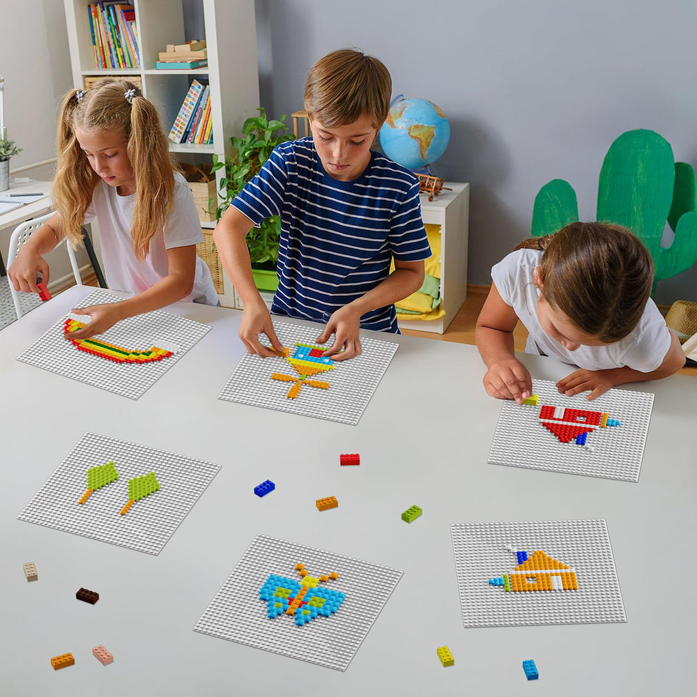 Pokiiulk baseplate on table demonstrates quick setup and flexible arrangement.