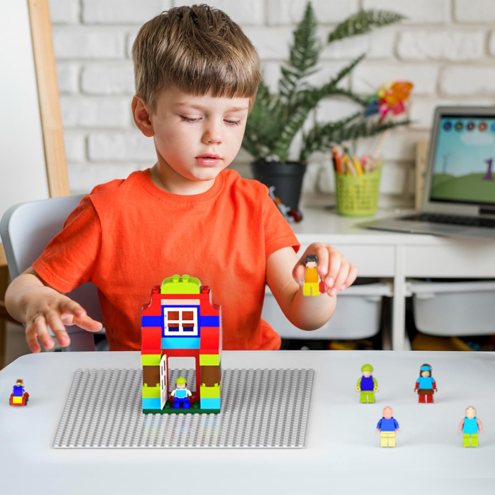 Display-ready Pokiiulk gray baseplates offer neat presentation