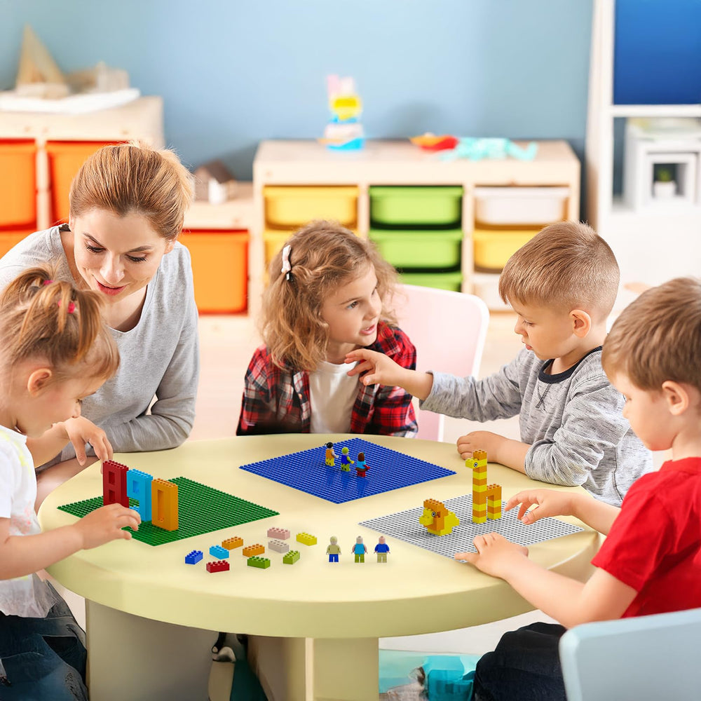 Pokiiulk family friendly building activity promotes collaborative play for families