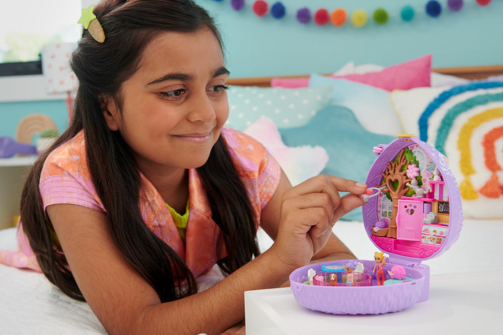 Polly Pocket hedgehog exterior featuring the spinner flower for tactile play.
